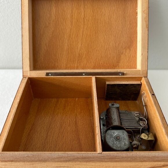 Vintage Inlay Wooden Music Box LADOR Swiss Musical Movement Switzerland Works - Picture 5 of 9